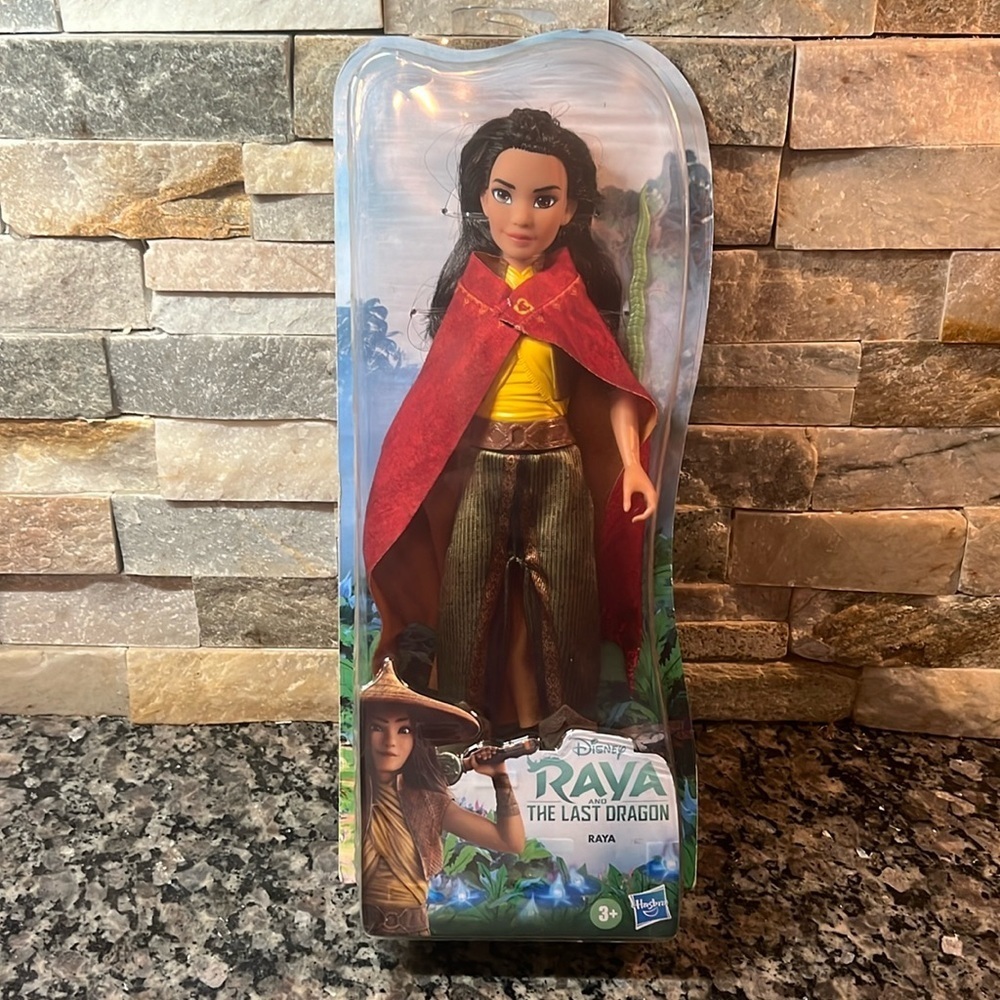 Disney Raya and the last Dragon Fashion Doll NIB